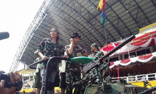 Slank Naik Alutsista TNI Menuju Panggung