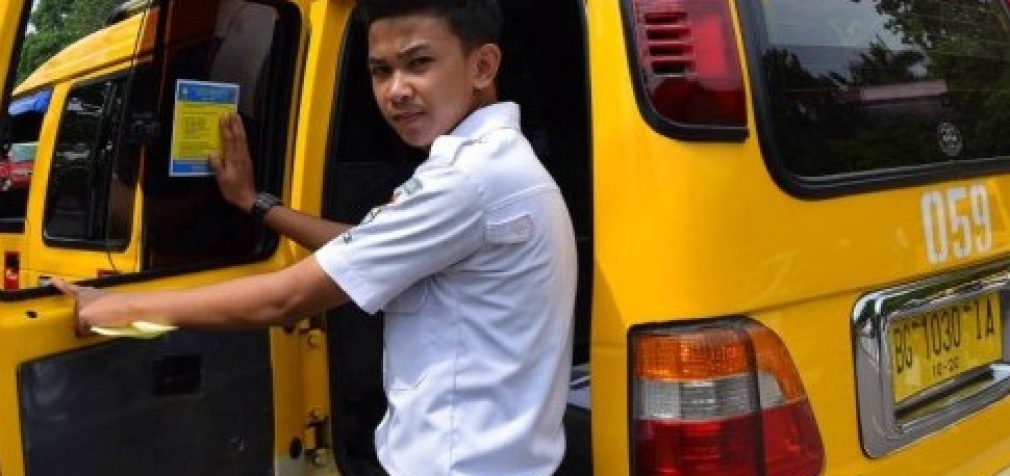 Dishub Mulai Tempel Stiker Tarif Angkutan Baru Pasca Penurunan Harga BBM