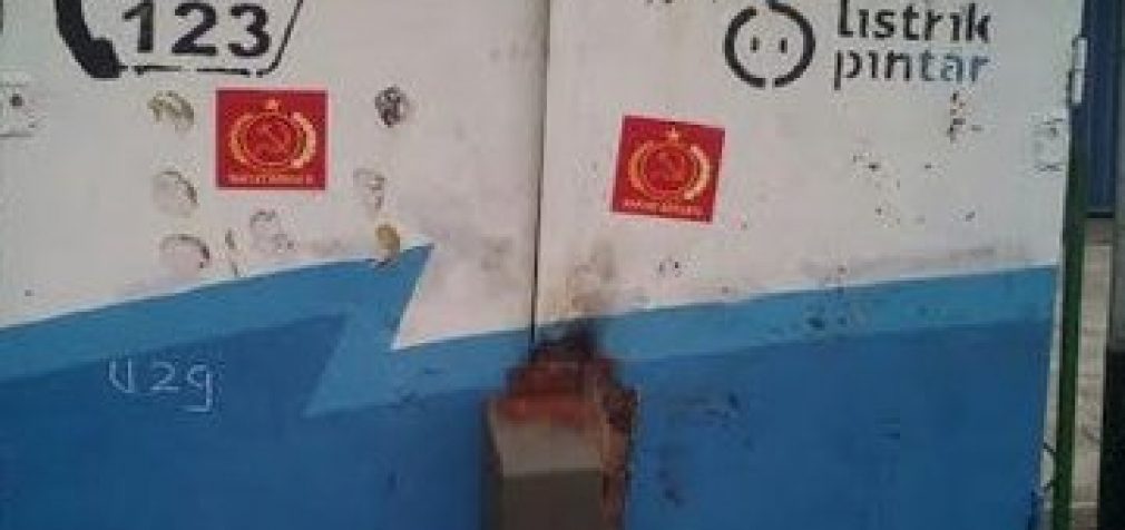 13 Stiker Palu Dan Arit Terpampang di Kawasan SU II Dan Plaju