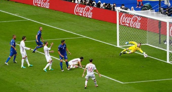 Italia Paksa Spanyol Angkat Koper