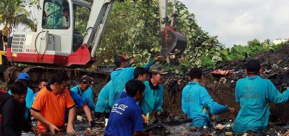 Gantikan Kegiatan Gotong Royong Dengan Bersih-Bersih Taman