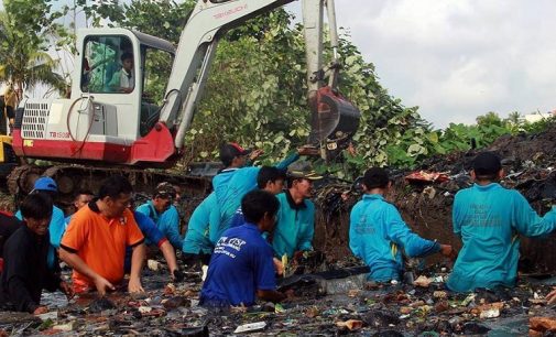 Gantikan Kegiatan Gotong Royong Dengan Bersih-Bersih Taman