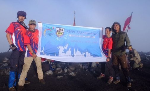 Bendera KNPI “Road To Asian Games” Berkibar di Mahameru