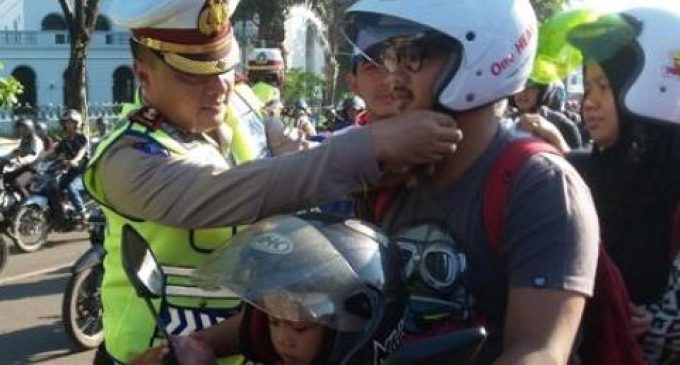 50 Pengendara Dapat Helm Gratis Dari Satlantas Polresta Palembang