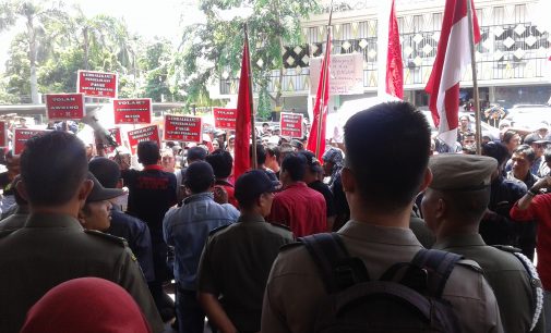 Puluhan Pedagang Kaki Lima Berang