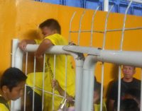 Akses Ditutup, Anak-Anak Pendamping Pemain Harus Rela Panjat Pagar Pembatas