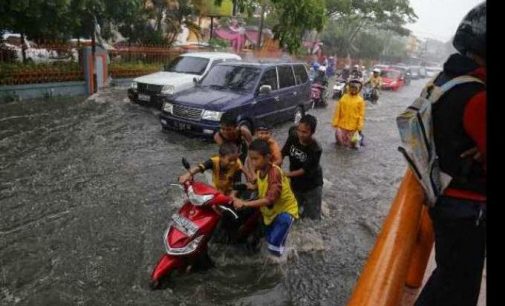 Kolam Rentensi Meluap, Banjir Potret Musiman