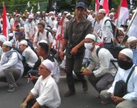 Pendemo Peragakan Jalan Jongkok Sindir Proses Penegakan Hukum Ahok