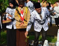 Sambut HUT PGRI Dengan Tabur Bunga