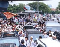 Seorang Pendemo 4 Nopember Kibarkan Bendera GAM