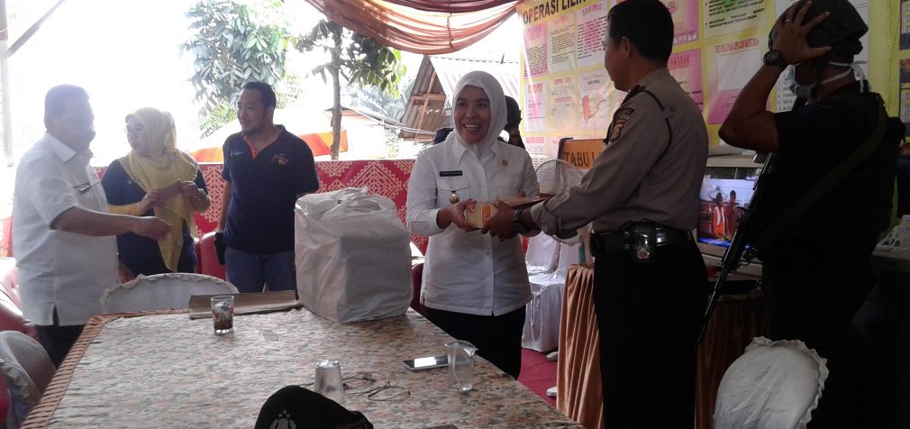 Bagikan Nasi Box ke Petugas Pos, Finda Ajak Tertib Lalin Malam Tahun Baru