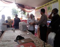 Bagikan Nasi Box ke Petugas Pos, Finda Ajak Tertib Lalin Malam Tahun Baru