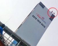 Pria Ini Nekat Panjat Baliho Dan Bentangkan Pesan Untuk DPR