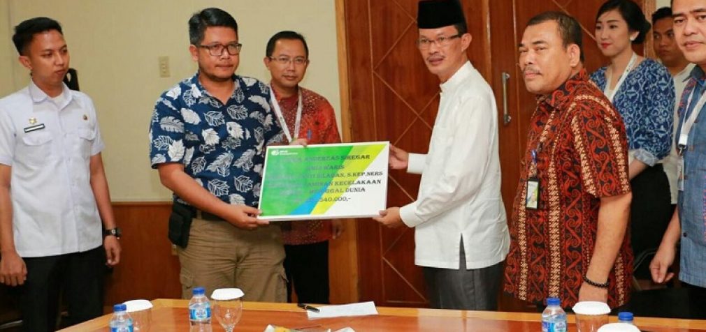 Wako Serahkan Klaim Kecelakaan Kerja Pegawai LRT