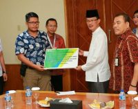 Wako Serahkan Klaim Kecelakaan Kerja Pegawai LRT