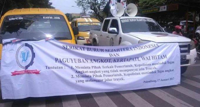 Puluhan Angkot Ilegal Masih “Berseliweran” Sopir Angkot Datangi Kantor Pemkot