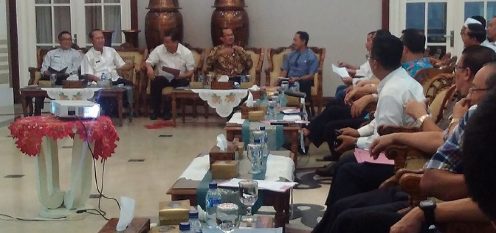 Pertokoan Jalan Sudirman Ditata Dengan Cat Warna-Warni, Lampu Vendor Dan Neon Box