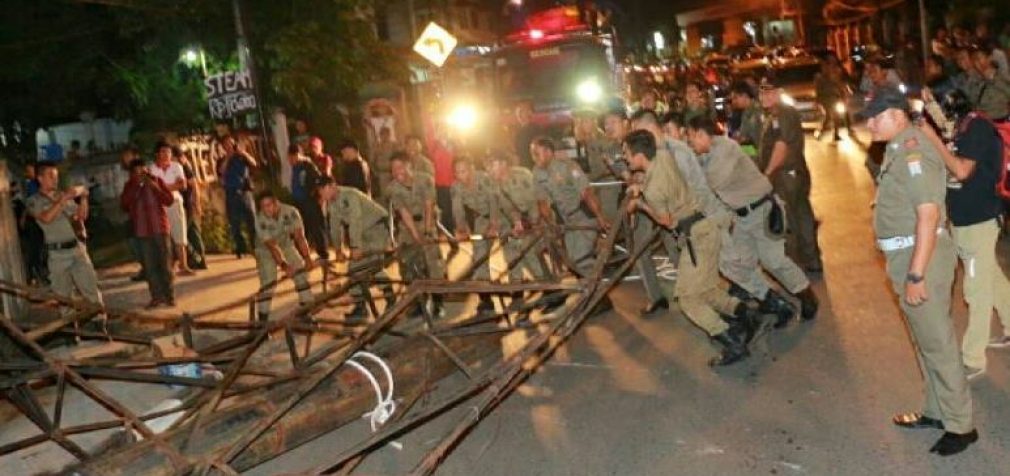 Pemkot Eksekusi Tiga Reklame/Bilboard Liar