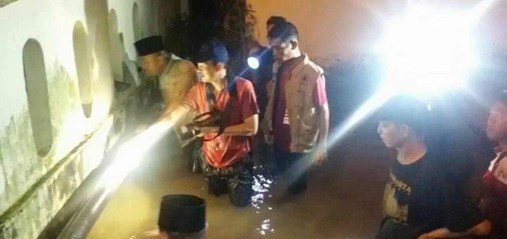 Wako Nyebur Langsung Cari Anak Terseret Arus Deras