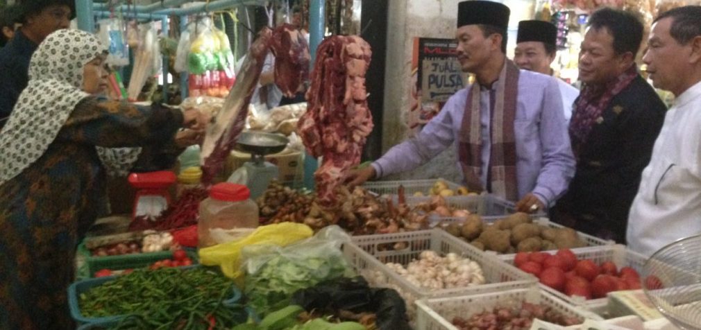 Cek Harga Sembako, Harnojoyo Lebih “Enjoy” Belanja di Pasar Tradisional