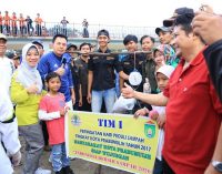 Peringati Hari Sampah Nasional, Ridho Pungut Sampah Bareng Masyarakat