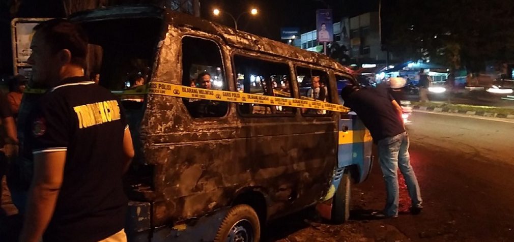 Angkot Tangga Takat Terbakar di Depan SPBU A. Yani