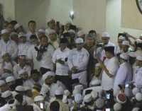 Unggul Hitung Cepat, Anis Bersama Pendukung Sujud Syukur di Masjid Istiqlal