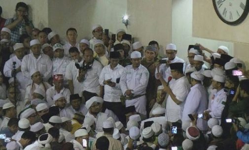 Unggul Hitung Cepat, Anis Bersama Pendukung Sujud Syukur di Masjid Istiqlal