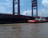 Tongkang Bermuatan Ratusan Ton Batubara Tabrak Tiang Jembatan Ampera