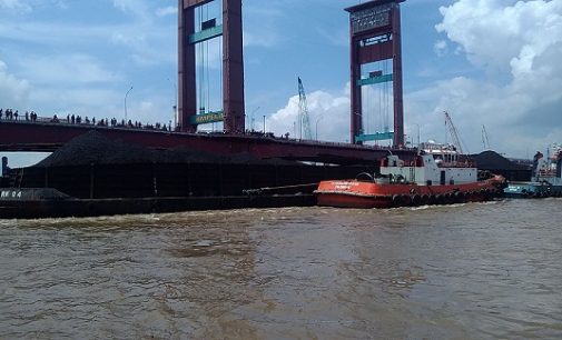 Tongkang Bermuatan Ratusan Ton Batubara Tabrak Tiang Jembatan Ampera