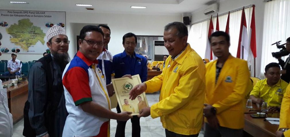 Harno – Fitri Ambil Formulir Penjaringan Balon Wako di Golkar