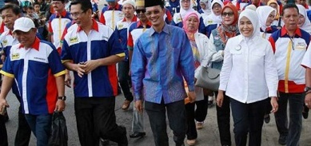 Dari Posko, Harno-Fitri Jalan Kaki Kembalikan Berkas Formulir Ke DPC PDIP