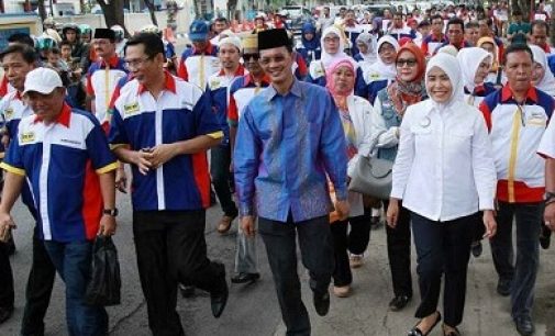 Dari Posko, Harno-Fitri Jalan Kaki Kembalikan Berkas Formulir Ke DPC PDIP