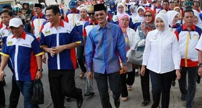 Dari Posko, Harno-Fitri Jalan Kaki Kembalikan Berkas Formulir Ke DPC PDIP