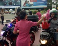 Bhayangkari Dan Polwan Polda Sumsel Bagi-Bagi Takjil Untuk Pengendara