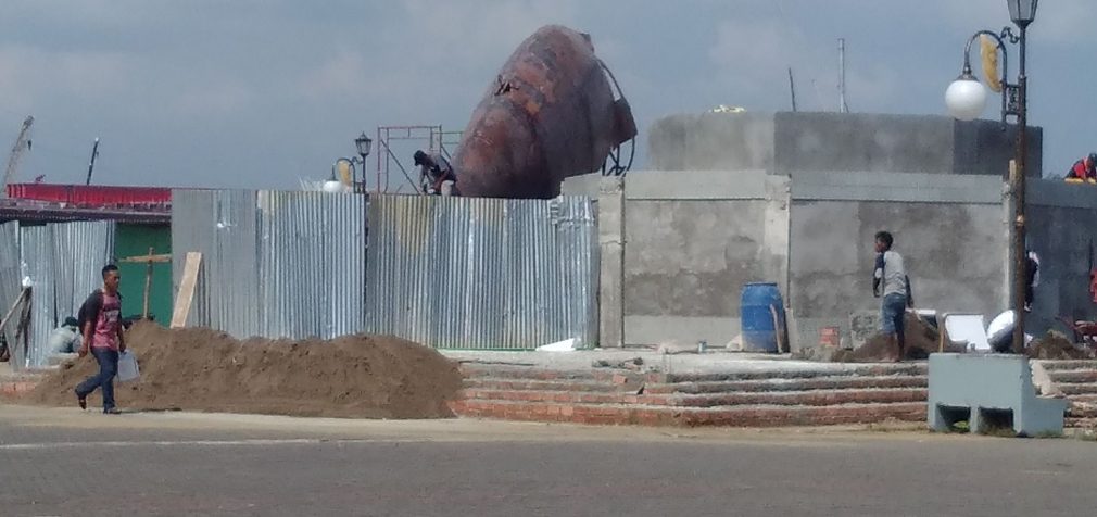 Berat Dua Ton, Patung Belido Diangkut Menggunakan Dua Truk