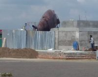 Berat Dua Ton, Patung Belido Diangkut Menggunakan Dua Truk