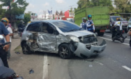 Diduga Sopir Ngantuk, Panther Hantam Yaris