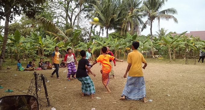 Meriah, Lomba Futsal Pakai Sarung Warga RT 17 RW 004 Lorong Asli