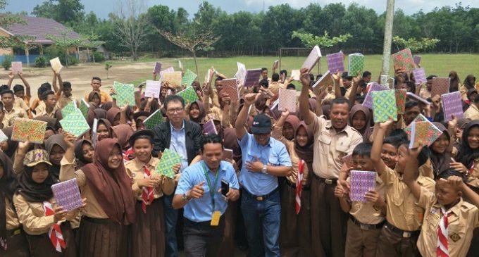 Peduli Pendidikan, PT OKI Pulp Bantu Akses Internet dan Sumbang 6 Ribu buku