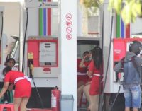 Wow.. SPG Berpakaian Seksi Jadi Petugas SPBU di Bali