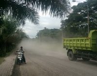 Debu Tebal Resahkan Warga Karan Tina dan Pengguna Jalan Tanjung Enim