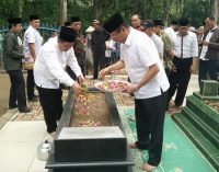 Jelang Pilkada, Cabub Dan Cawabub NATHA Berziarah ke Makam Mantan Bupati