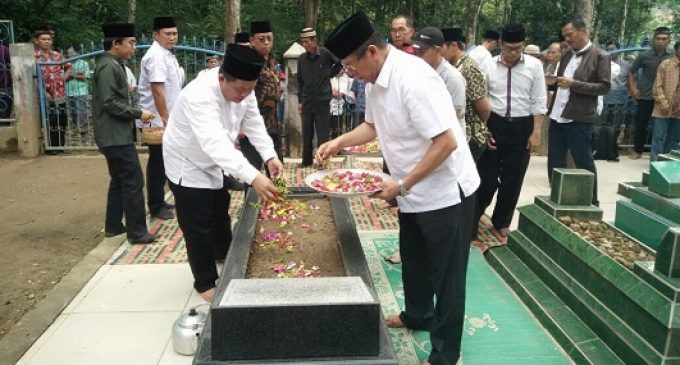 Jelang Pilkada, Cabub Dan Cawabub NATHA Berziarah ke Makam Mantan Bupati