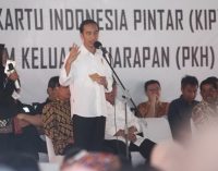 Jokowi Serahkan 1.700 KIP Dan 1.000 PKH di Palembang