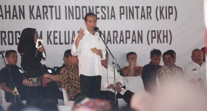 Jokowi Serahkan 1.700 KIP Dan 1.000 PKH di Palembang