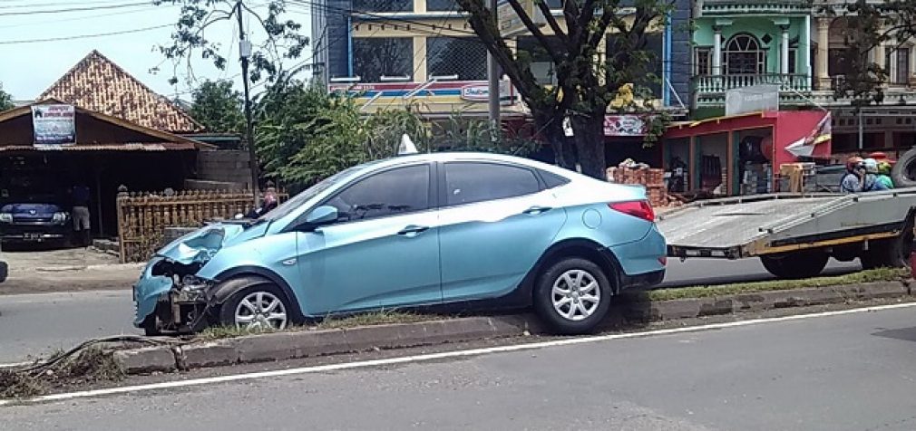 Gara-Gara Kucing Nyebrang, Taksi Balido Tabrak Tiang Lampu Jalan