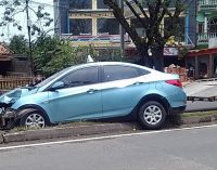 Gara-Gara Kucing Nyebrang, Taksi Balido Tabrak Tiang Lampu Jalan