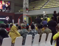 Mahasiswa UI Acungkan ‘Kartu Kuning’ ke Jokowi