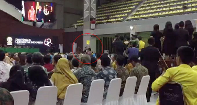 Mahasiswa UI Acungkan ‘Kartu Kuning’ ke Jokowi